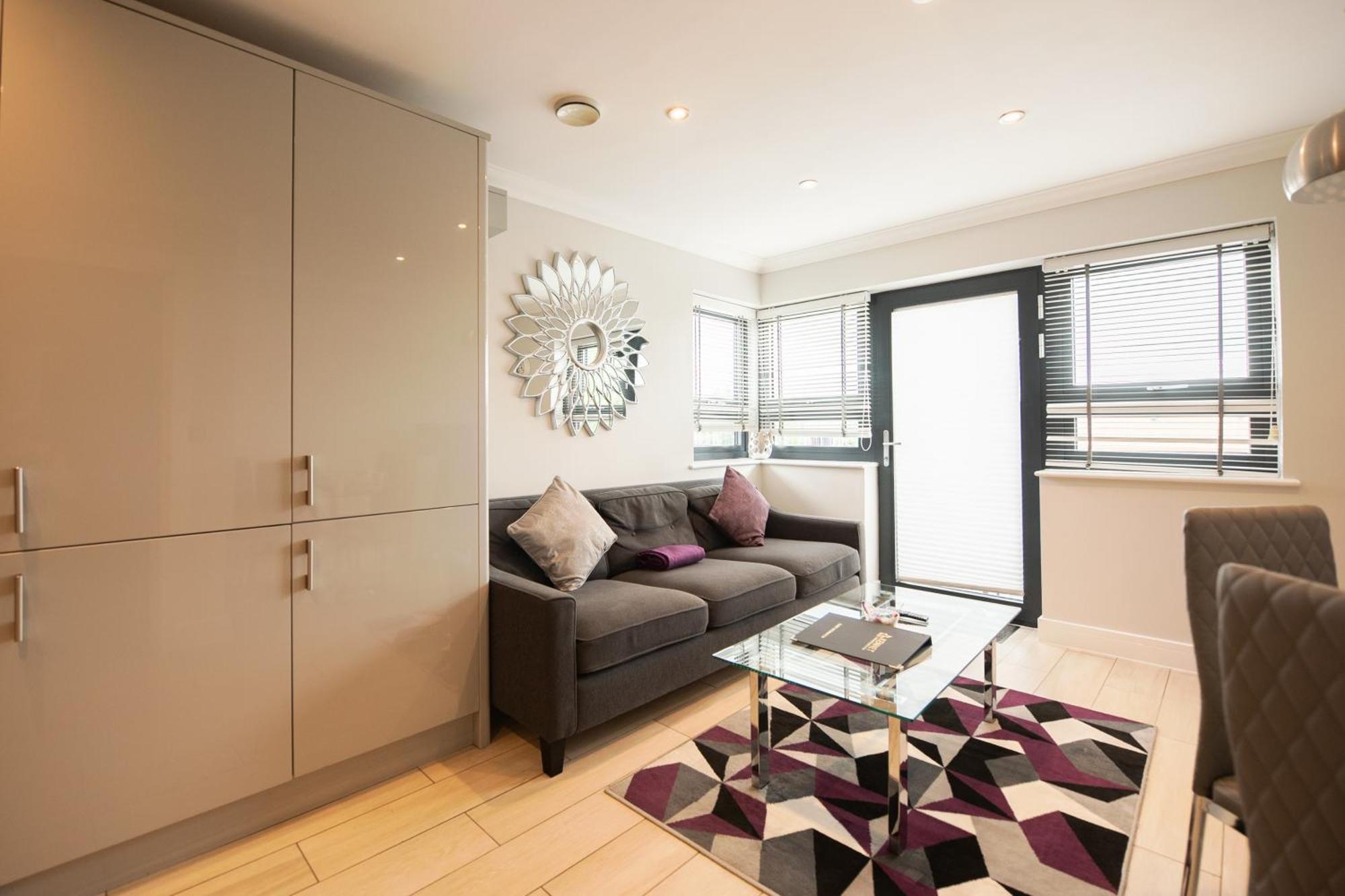 Malthouse Court Apartment Reading Room photo